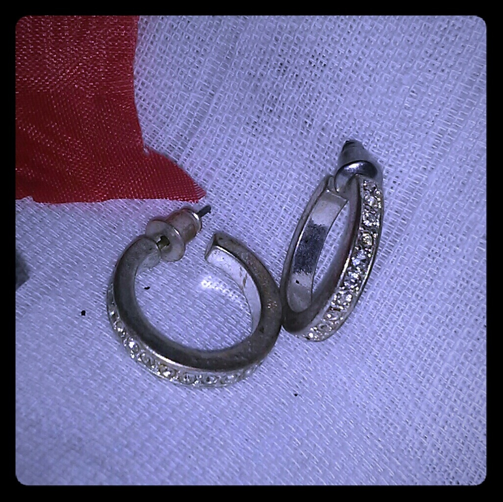 ✨BEAUTIFUL silver tone crystal hoops